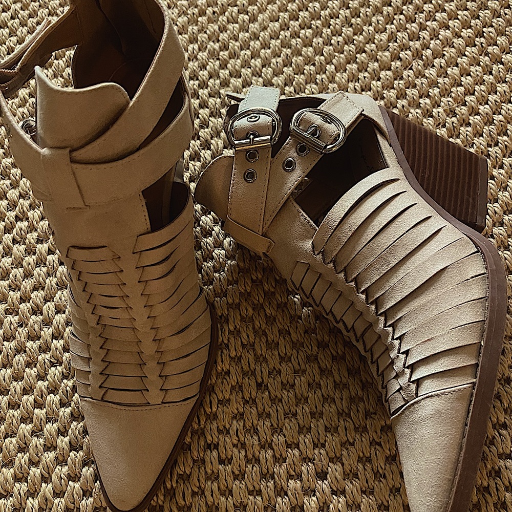 Pointed toe zip back booties